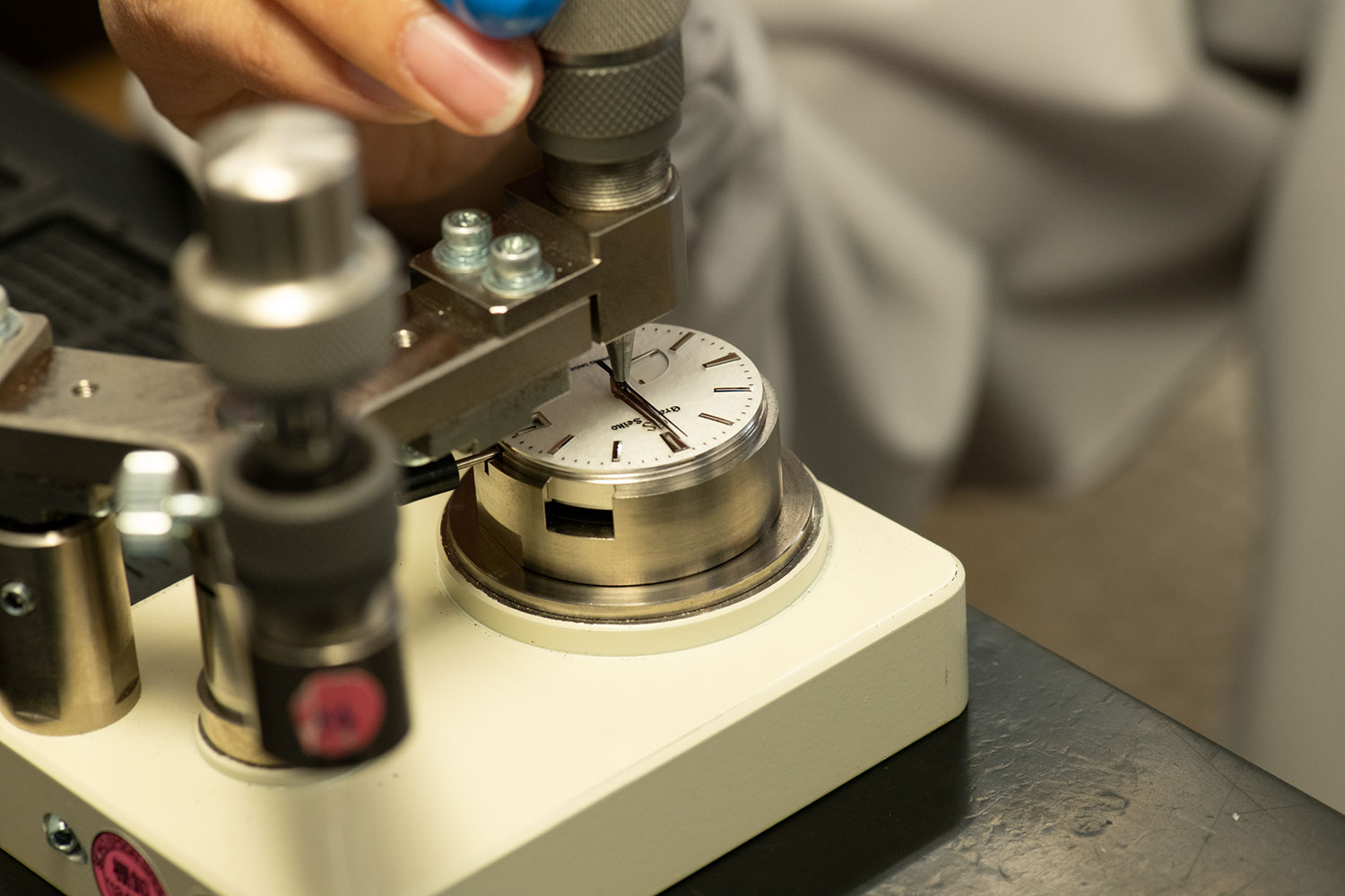 Installing the hands of the SBGA211 (Image: Grand Seiko)