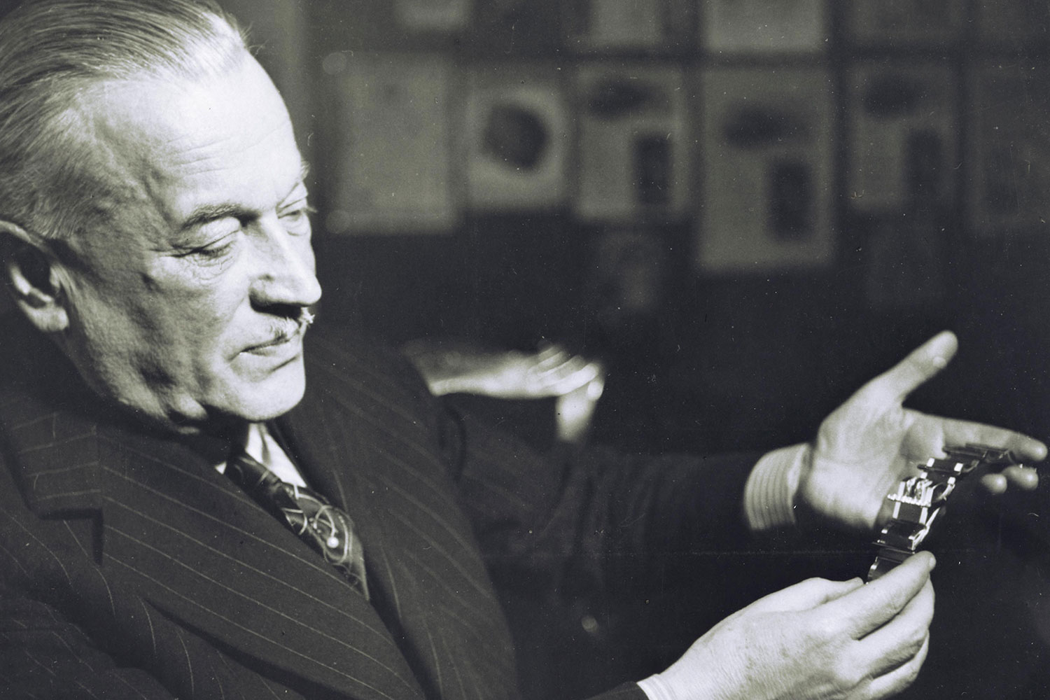 Hans Wildorf presents a special Rolex bracelet model. 1942 (Image: © Rolex)